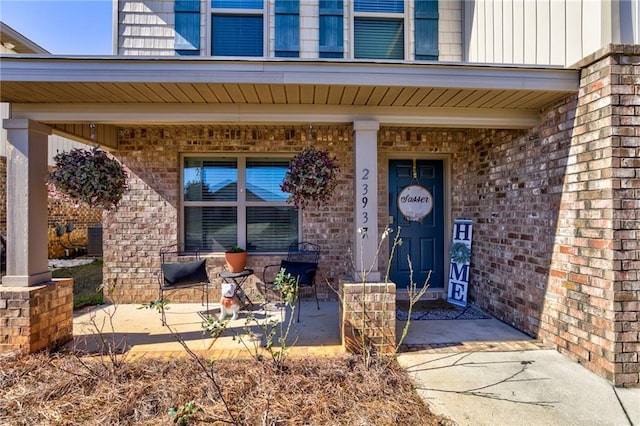 entrance to property featuring a porch