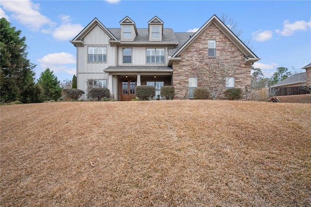 view of front facade featuring a front yard