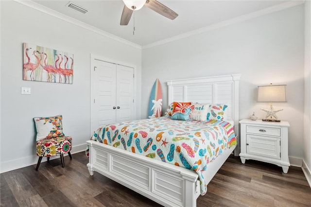 bedroom featuring crown molding, ceiling fan, dark hardwood / wood-style flooring, and a closet