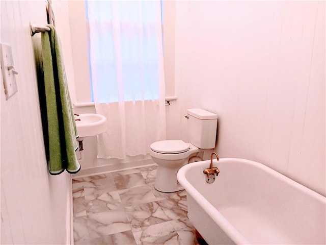 bathroom featuring a bathtub and toilet