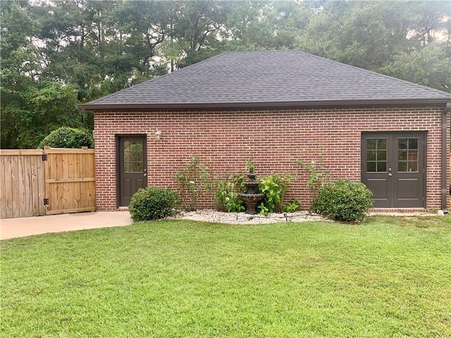 view of side of property featuring a yard