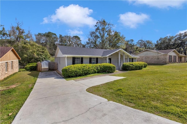 single story home with a front yard and driveway