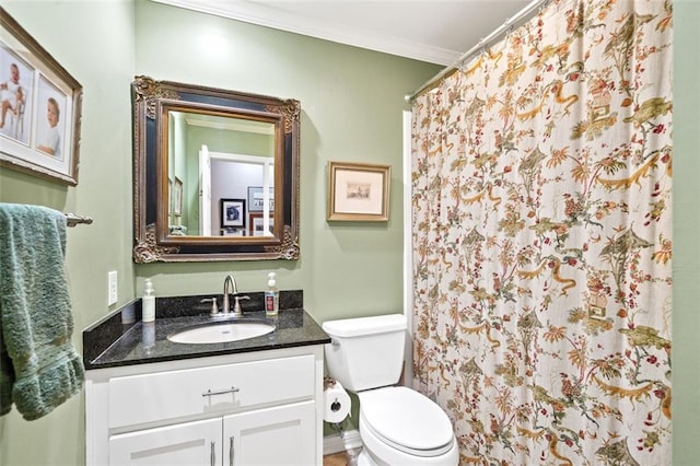 bathroom with oversized vanity, toilet, and crown molding