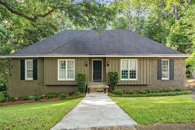 single story home with a front lawn