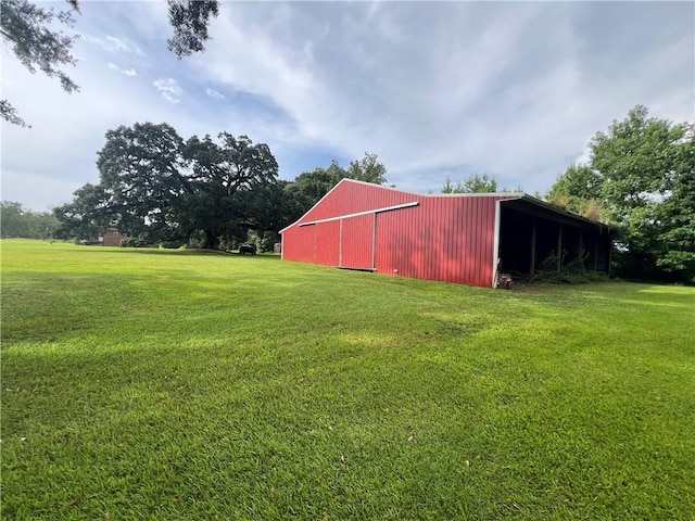 view of yard featuring an outbuilding