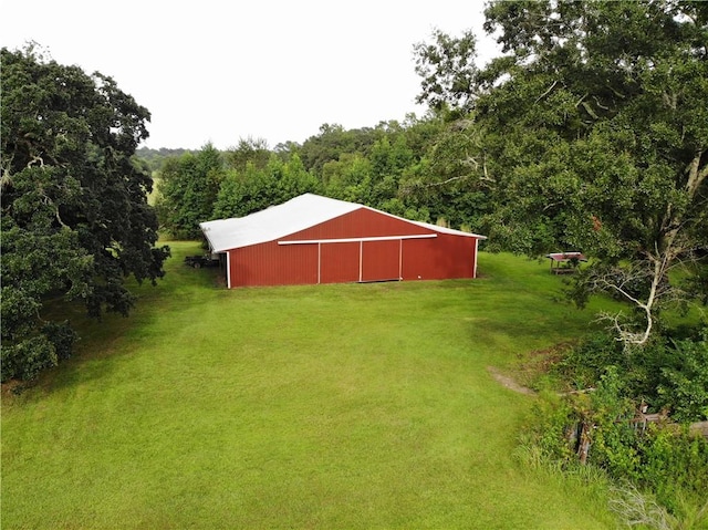 view of yard featuring an outdoor structure