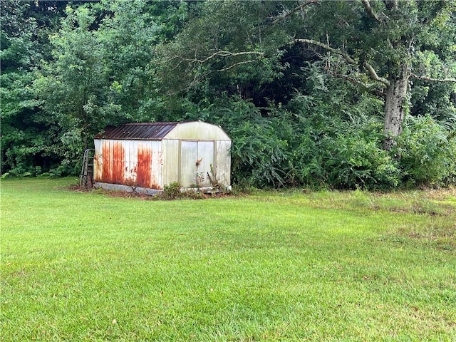 view of outdoor structure with a yard