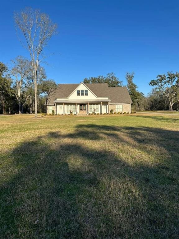 view of front facade featuring a front lawn