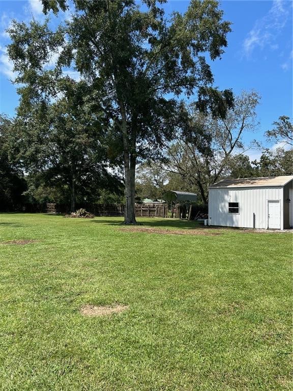 view of yard featuring a storage unit