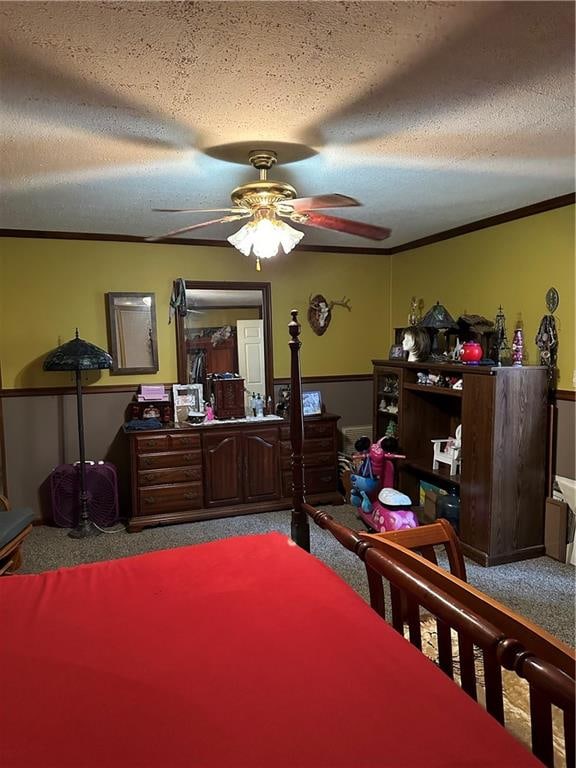 bedroom with a textured ceiling, carpet floors, and ceiling fan