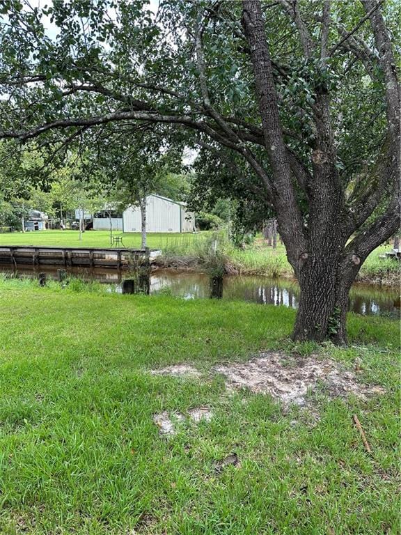 view of yard featuring a water view