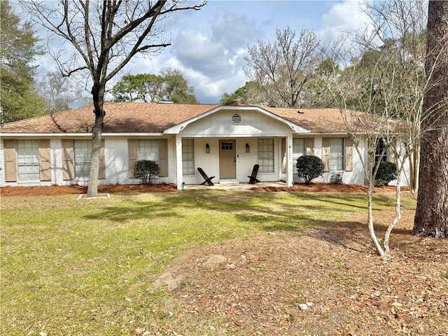 ranch-style house featuring a front lawn