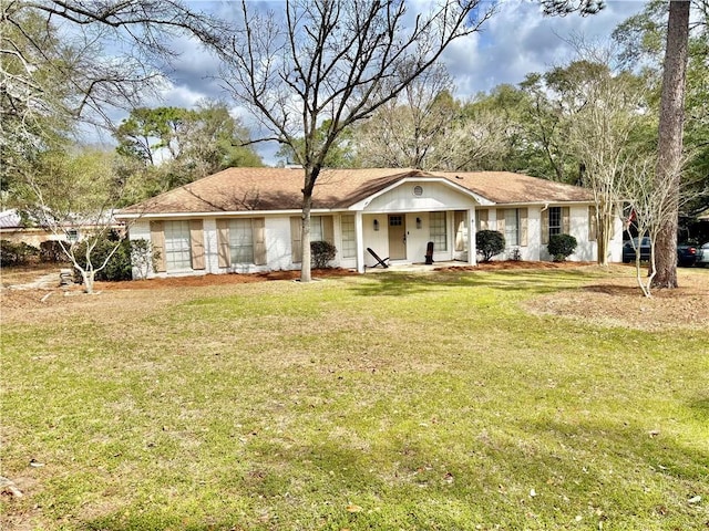 ranch-style home featuring a front lawn