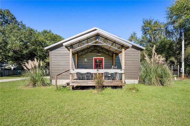 view of front facade featuring a front yard