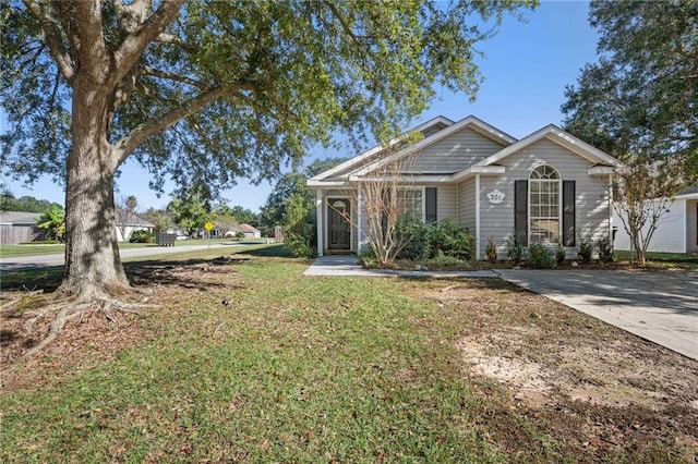 view of front of home featuring a front lawn