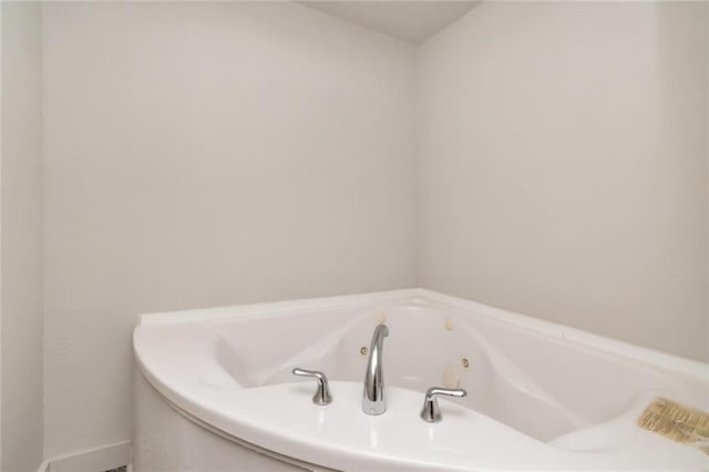 bathroom featuring a washtub