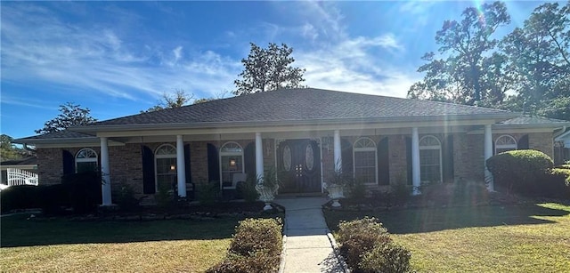 view of front of property featuring a front lawn