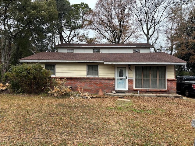 ranch-style house featuring a front yard