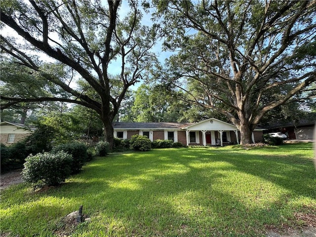 single story home with a front lawn