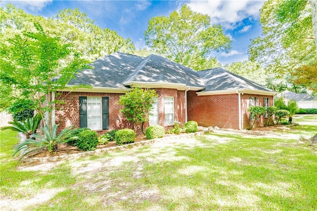 view of front facade featuring a front yard