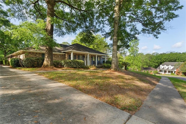 view of front of property with a front yard