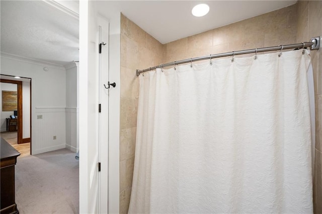 bathroom with ornamental molding