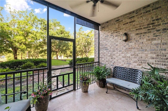 sunroom with ceiling fan