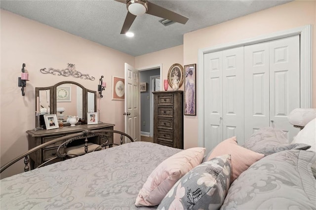5719 Laurel Dr, Satsuma, AL 36572 - bedroom featuring a closet, a ceiling fan, a textured ceiling, and baseboards