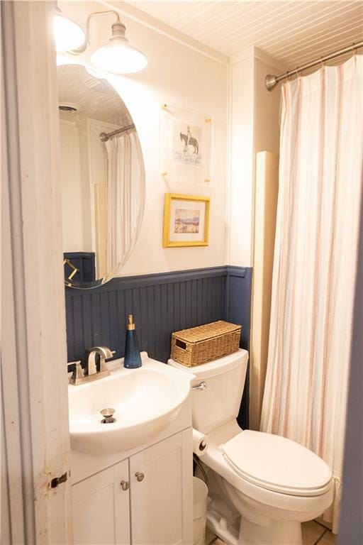 bathroom featuring vanity, a shower with shower curtain, and toilet