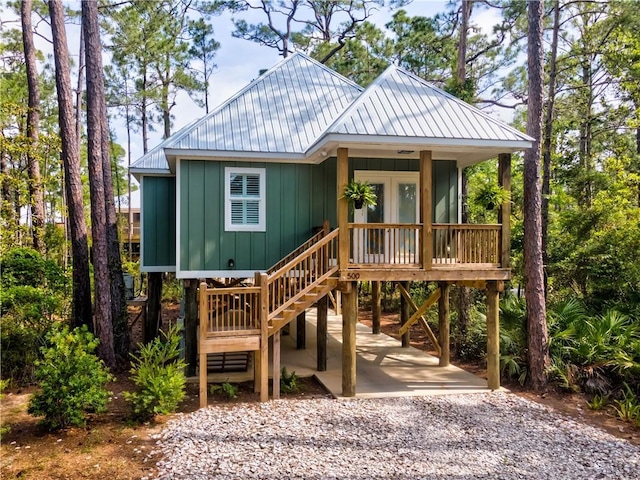 view of front of house with covered porch and a carport