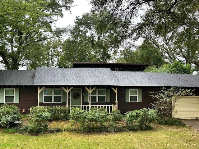 single story home with a front lawn