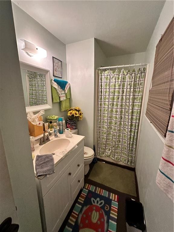 bathroom featuring a shower with curtain, vanity, and toilet