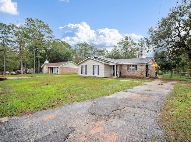 ranch-style home with a front lawn