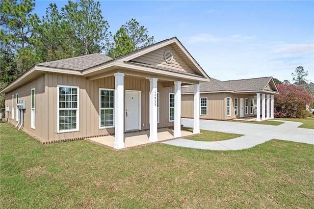 view of front facade featuring covered porch and a front lawn