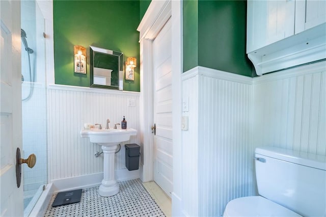 7 Reed Ave N, Mobile, AL 36604 - bathroom with wainscoting, tiled shower, and toilet