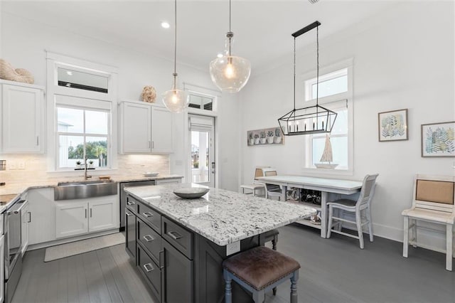 2455 Saltgrass Way, Orange Beach, AL 36561 - kitchen featuring a sink, white cabinetry, a breakfast bar, healthy amount of natural light, and recessed lighting