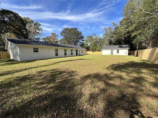 view of yard featuring an outbuilding