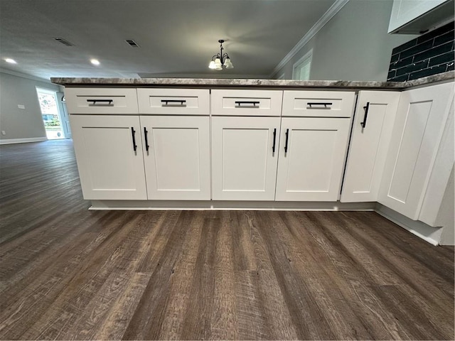 details featuring hardwood / wood-style floors, ornamental molding, and a chandelier