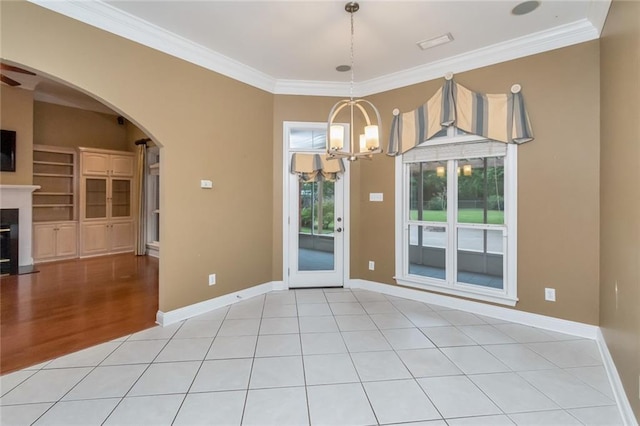 unfurnished room featuring ornamental molding, a chandelier, and light hardwood / wood-style floors