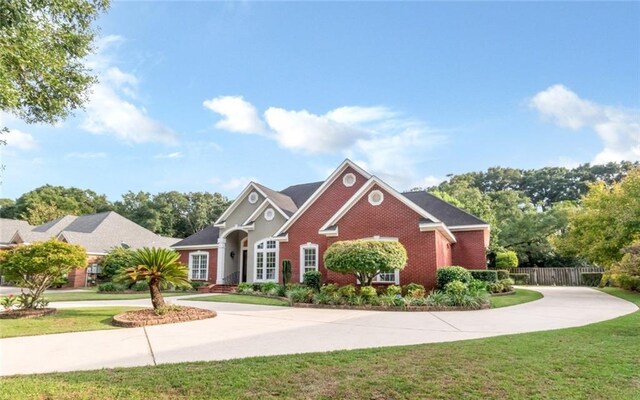 view of front facade featuring a front yard