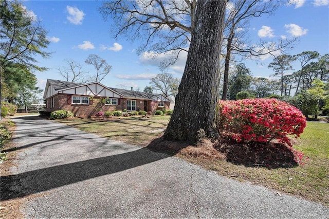view of front of property with driveway and a front lawn
