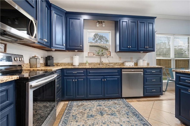 kitchen featuring blue cabinetry, a sink, tasteful backsplash, stainless steel appliances, and crown molding