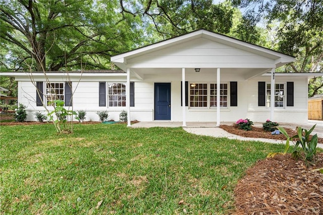 view of front of house featuring a porch and a front yard