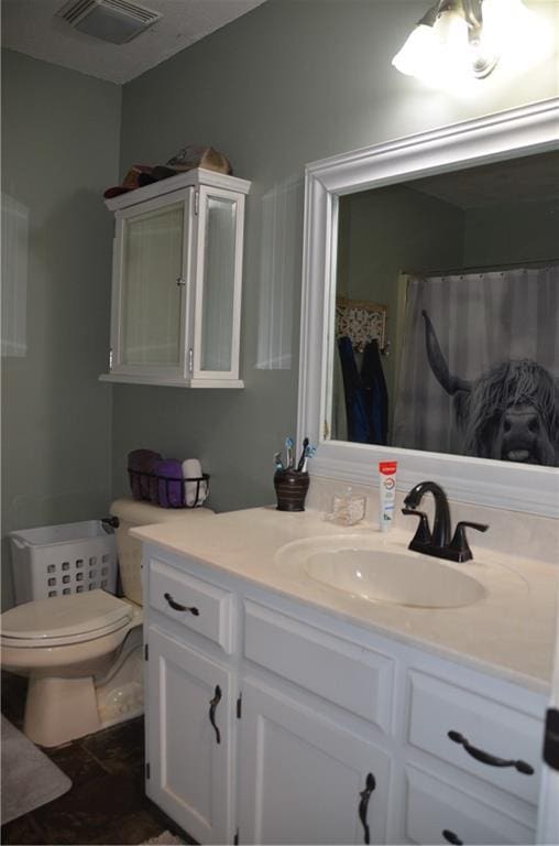 full bath with toilet, curtained shower, visible vents, and vanity