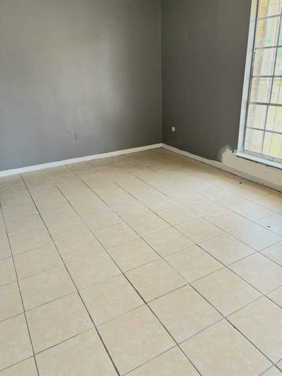 empty room featuring light tile patterned flooring