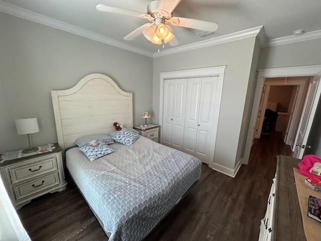 bedroom with a closet, dark hardwood / wood-style floors, ceiling fan, and ornamental molding