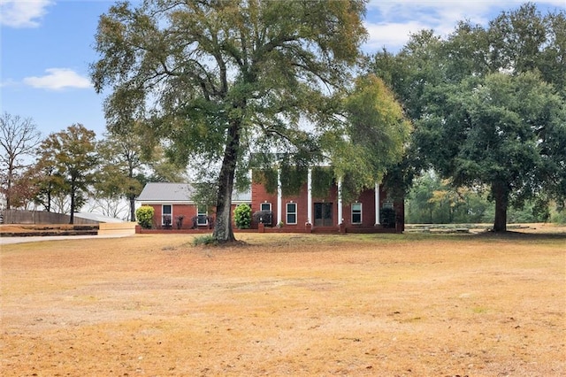 view of front facade featuring a front lawn