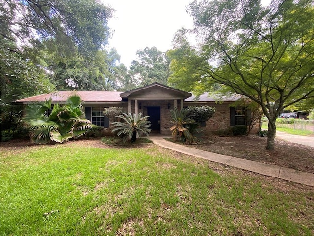 single story home with a front lawn