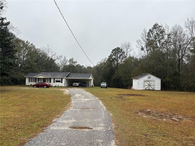 view of front of property featuring a front yard and an outdoor structure