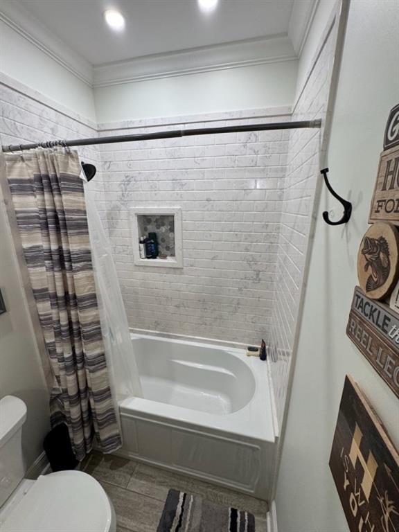 5541 Riverwood Lndg, Theodore, AL 36582 - bathroom featuring shower / tub combo, crown molding, and wood finished floors